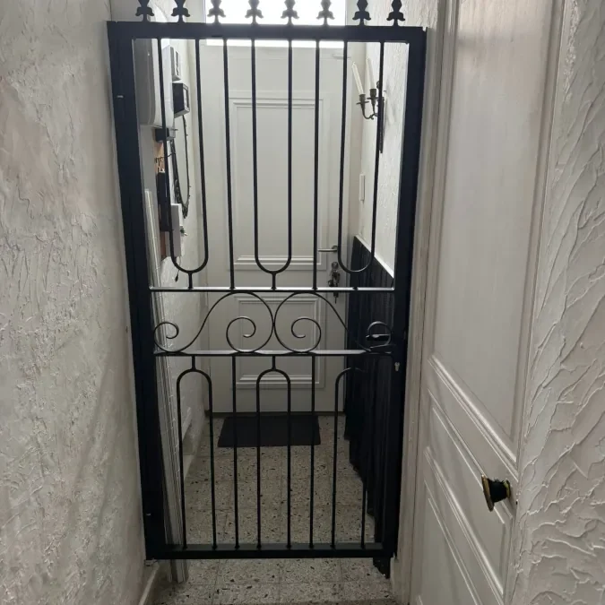 Grille-interieur-devant-porte